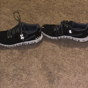 black on cloud tennis shoes